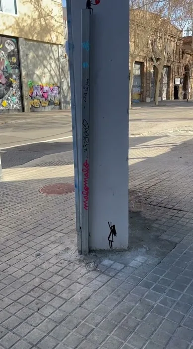 LOVE www.is (LOVE www. es) – バルセロナのストリートアート:Francisco de Pájaro による Art Is Trash の動画のワンシーン