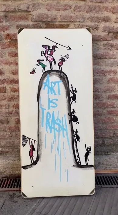 Мадрид является (Madrid es) – стрит-арт: кадр из видео Art Is Trash Франсиско де Пахаро