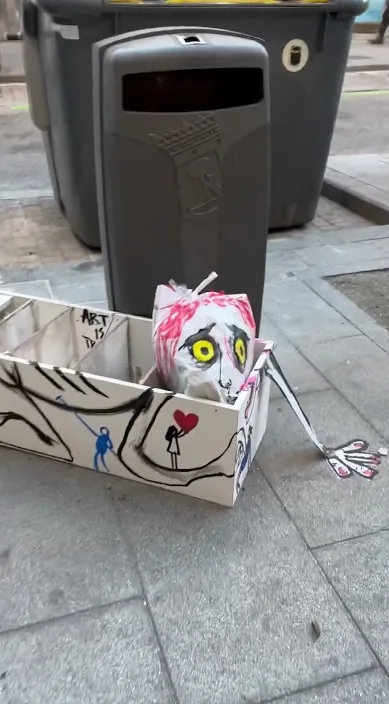 马德里 www.es (MADRID www. es) – 街头艺术：Francisco de Pájaro 的 Art Is Trash 视频画面