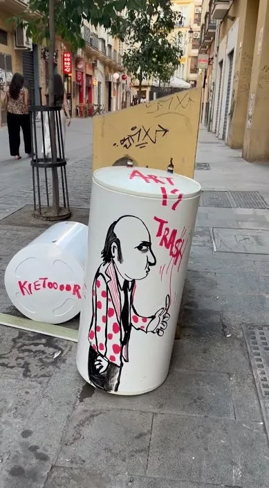 马拉加 (Málaga) – 巴塞罗那街头艺术:Francisco de Pájaro 的 Art Is Trash 视频画面