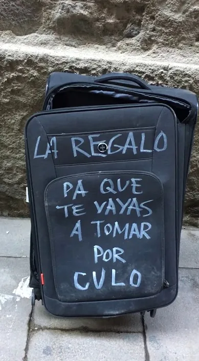 旅行用スーツケース (Maleta de viaje para aludidos) – バルセロナのストリートアート：Francisco de Pájaro による Art Is Trash の動画のワンシーン