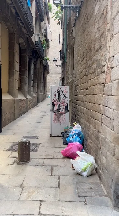 Maniquí gòtic (Maniquí gótico) – art urbà a Barcelona: escena del vídeo d'Art Is Trash de Francisco de Pájaro