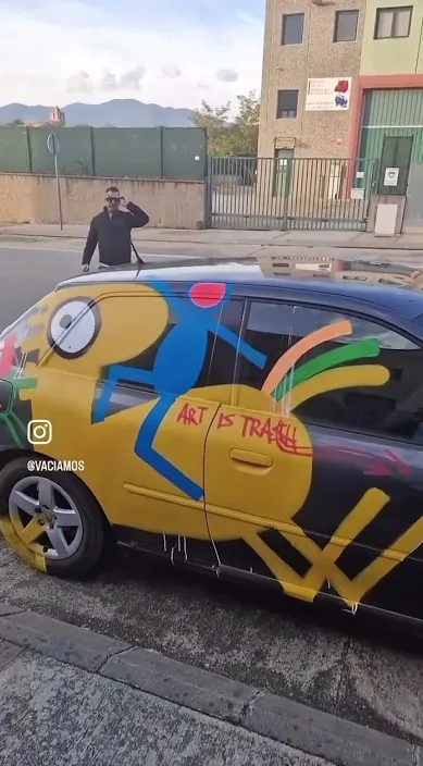 Descobri-me pintando um carro (Me descubren pintando un coche) – arte de rua em Barcelona: cena do vídeo de Art Is Trash de Francisco de Pájaro