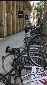 Cykelmekanikere på gaden (Mecánico de bicicletas callejero) – gadekunst i Barcelona: scene fra Art Is Trash-videoen af Francisco de Pájaro