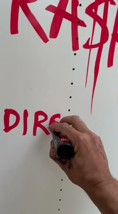 www.is (Mediocridad. www. es) – 巴塞罗那街头艺术:Francisco de Pájaro 的 Art Is Trash 视频画面