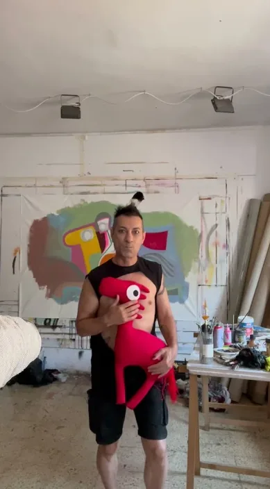 Min hest (Mi caballo) – gadekunst i Barcelona: scene fra Art Is Trash-videoen af Francisco de Pájaro