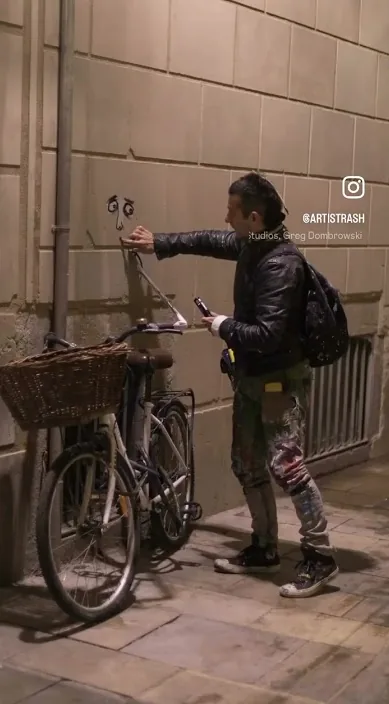 Pendant que tu dors (Mientras duermes) – street art à Barcelone : scène de la vidéo Art Is Trash de Francisco de Pájaro