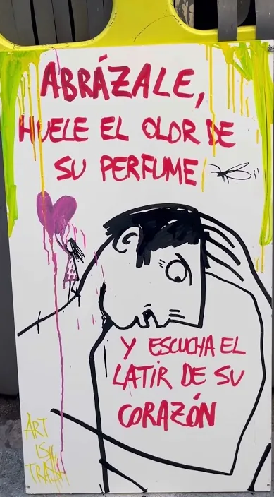 女人 (Mujer) – 巴塞罗那街头艺术:Francisco de Pájaro 的 Art Is Trash 视频画面