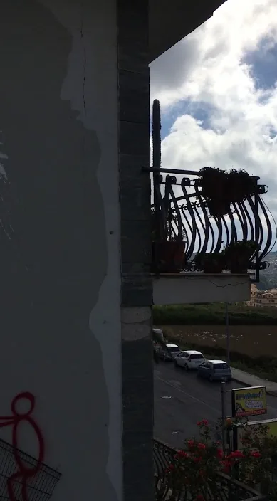 Mural – arte urbano en Barcelona: escena del vídeo de Art Is Trash de Francisco de Pájaro