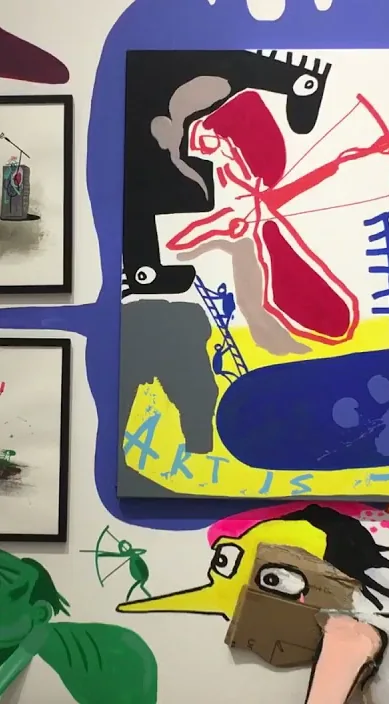 Mural con basura recolectada en museo de Pekín, China 2018 – arte urbano en Barcelona: escena del vídeo de Art Is Trash de Francisco de Pájaro