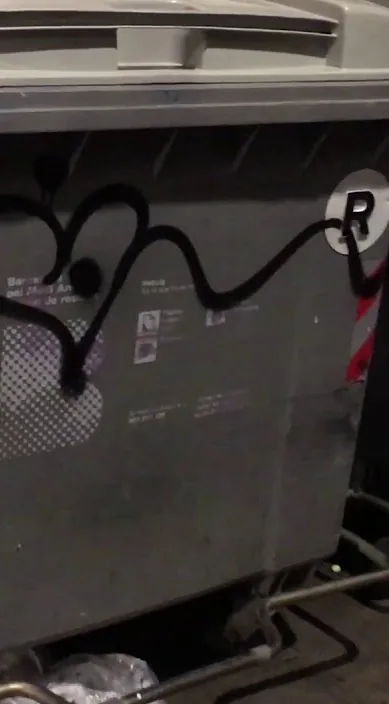 Nacido de un hombre destrozado – arte urbano en Barcelona: escena del vídeo de Art Is Trash de Francisco de Pájaro