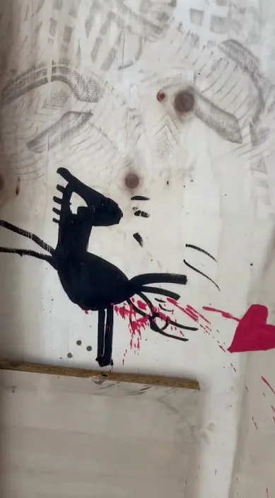 心臓の誕生 (Nacimiento de un corazón) – バルセロナのストリートアート：Francisco de Pájaro による Art Is Trash の動画のワンシーン