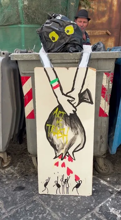 Nápoles italy – street art: scene from the Art Is Trash video by Francisco de Pájaro