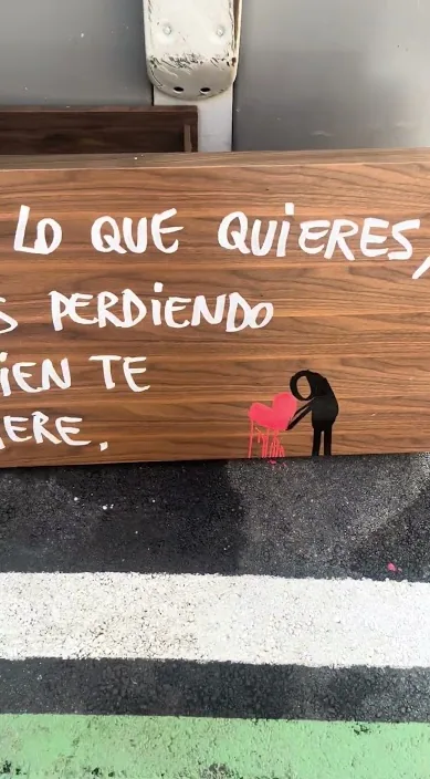 何が欲しいかわからない (No sabes lo que quieres) – バルセロナのストリートアート：Francisco de Pájaro による Art Is Trash の動画のワンシーン