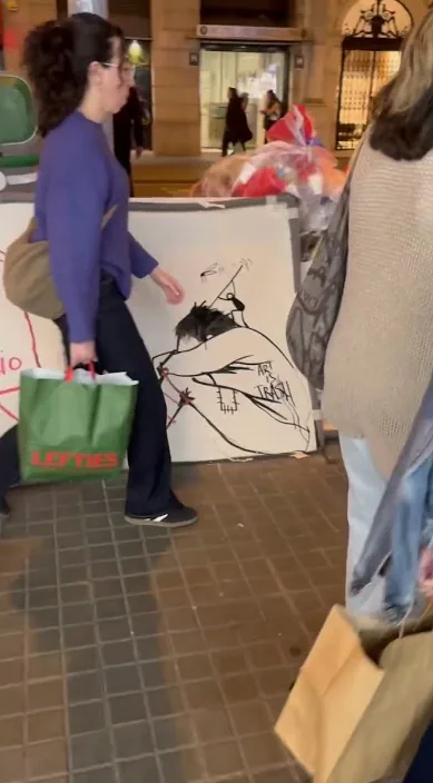 Не недооценивайте (No subestimes) – стрит-арт, Барселона: кадр из видео Art Is Trash Франсиско де Пахаро