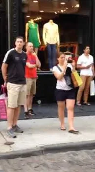af NYC Soho (NYC Soho) – gadekunst: scene fra Art Is Trash-videoen af Francisco de Pájaro