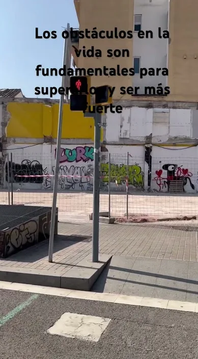 Obstáculos imprescindíveis. www. é – arte de rua em Barcelona: cena do vídeo de Art Is Trash de Francisco de Pájaro