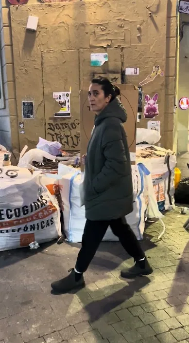 Olor de pau (Olor a pachuli) – art urbà a Barcelona: escena del vídeo d'Art Is Trash de Francisco de Pájaro
