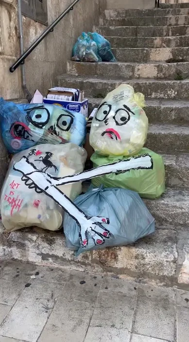 OSTUNI, イタリア (OSTUNI, Italia) – ストリートアート：Francisco de Pájaro による Art Is Trash の動画のワンシーン