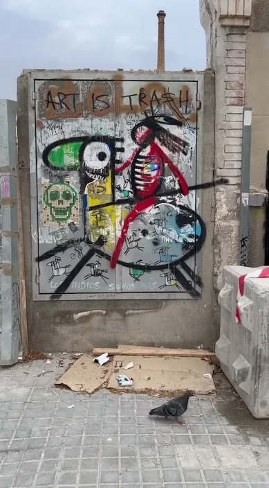 鳥ガイドwww (Pájaro guía www. es) – バルセロナのストリートアート:Francisco de Pájaro による Art Is Trash の動画のワンシーン