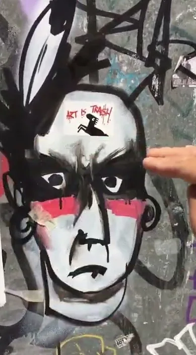 Pegatina Trash – art urbà a Barcelona: escena del vídeo d'Art Is Trash de Francisco de Pájaro