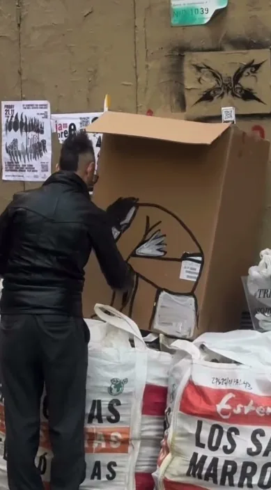 Pillado em Fraganti (Pillado in fraganti) – arte de rua em Barcelona: cena do vídeo de Art Is Trash de Francisco de Pájaro