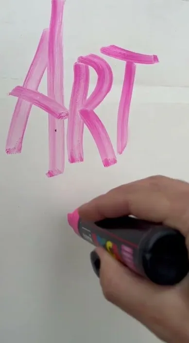 Pink trash www. es – arte urbano en Barcelona: escena del vídeo de Art Is Trash de Francisco de Pájaro