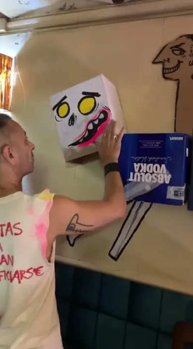 Pintant (Pintando) – art urbà a Barcelona: escena del vídeo d'Art Is Trash de Francisco de Pájaro
