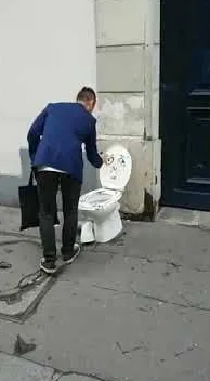 Pintando lixo em Paris (Pintando basura en París) – arte de rua em Barcelona: cena do vídeo de Art Is Trash de Francisco de Pájaro