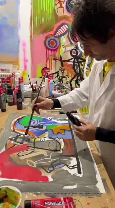 Maler i studiet (Pintando en el estudio) – gadekunst i Barcelona: scene fra Art Is Trash-videoen af Francisco de Pájaro