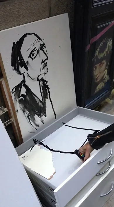 Pintando en la basura – street art in Barcelona: scene from the Art Is Trash video by Francisco de Pájaro