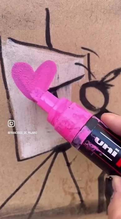 見えるものを塗る (Pinto lo que veo) – バルセロナのストリートアート：Francisco de Pájaro による Art Is Trash の動画のワンシーン