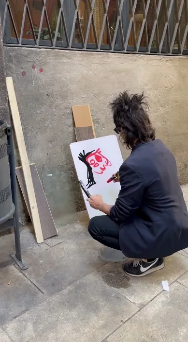 Ich zeichne mein Lebenstagebuch. ist – Street-Art in Barcelona: Szene aus dem Art-Is-Trash-Video von Francisco de Pájaro