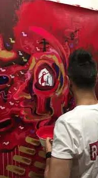 Rød maling i studiet (Pintura ROJA en el estudio) – gadekunst i Barcelona: scene fra Art Is Trash-videoen af Francisco de Pájaro
