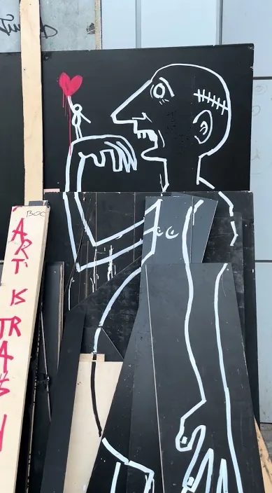 Pfeife im Kopf (Pitera en la cabeza) – Street-Art in Barcelona: Szene aus dem Art-Is-Trash-Video von Francisco de Pájaro