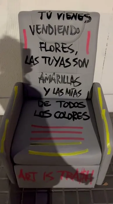 Poesia per i morti (Poema para los muertos es) – street art a Barcellona: scena dal video di Art Is Trash di Francisco de Pájaro