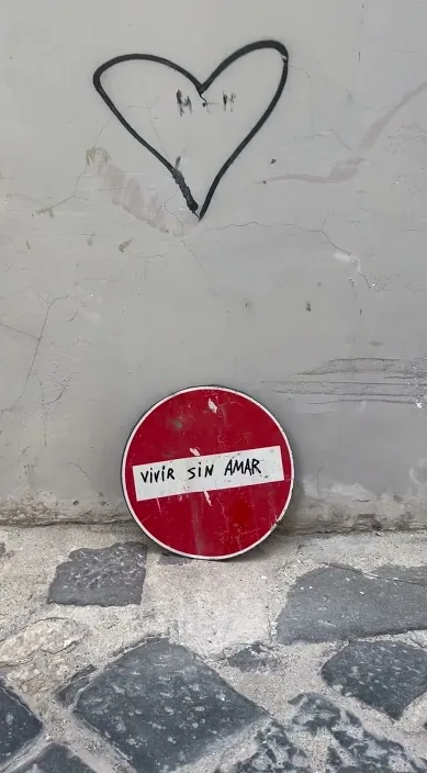 Prohibida (Prohibido) – art urbà a Barcelona: escena del vídeo d'Art Is Trash de Francisco de Pájaro