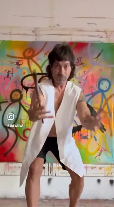 PRÓXIMA EXPOSIÇÃO EM BCN. De 28 Setembro/29 Outubro. C/ Barra de Ferro, 8 (Borne) – arte de rua: cena do vídeo de Art Is Trash de Francisco de Pájaro