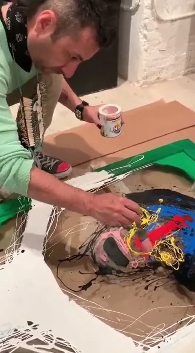 Porta reciclada (Puerta reciclada) – art urbà a Barcelona: escena del vídeo d'Art Is Trash de Francisco de Pájaro