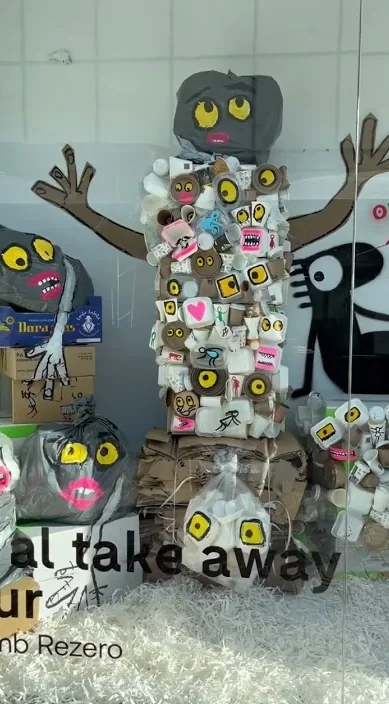 Reciclació www. es (RECICLA www. es) – art urbà a Barcelona: escena del vídeo d'Art Is Trash de Francisco de Pájaro