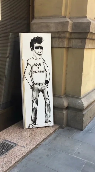 网址: www.is (Reguetón. www. es) – 巴塞罗那街头艺术:Francisco de Pájaro 的 Art Is Trash 视频画面