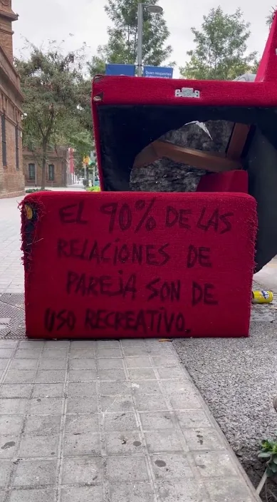 Parforholdet (Relaciones de pareja) – gadekunst i Barcelona: scene fra Art Is Trash-videoen af Francisco de Pájaro