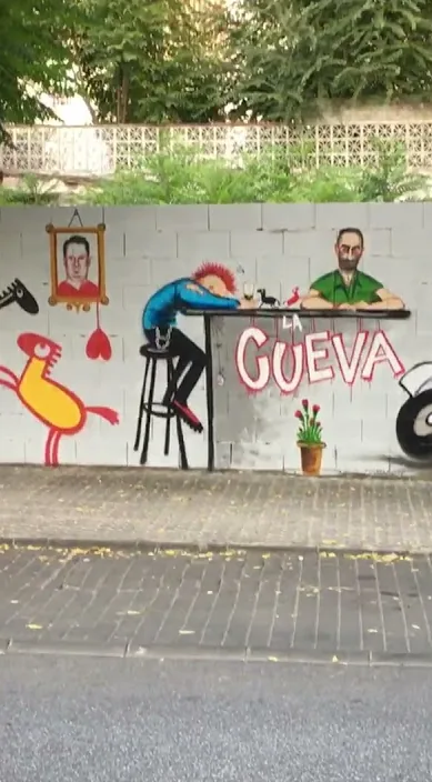 Representação de meus amigos falecidos da cena PunkRockers dos anos 80/90 em Zafra – arte de rua: cena do vídeo de Art Is Trash de Francisco de Pájaro