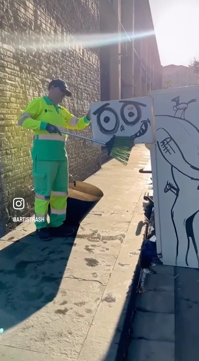 人行道上的彩绘纸板人像和一旁的清洁工,巴塞罗那,Art Is Trash