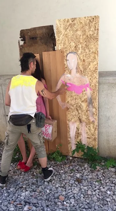 Retratando en la basura a una hermosa mujer – arte urbano en Barcelona: escena del vídeo de Art Is Trash de Francisco de Pájaro