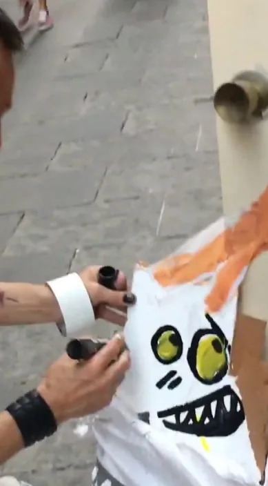 ゴミ箱で improvised woman's portrait – バルセロナのストリートアート：Francisco de Pájaro による Art Is Trash の動画のワンシーン