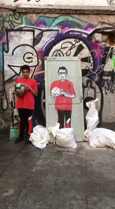 子供の肖像 (Retrato de niño) – バルセロナのストリートアート:Francisco de Pájaro による Art Is Trash の動画のワンシーン