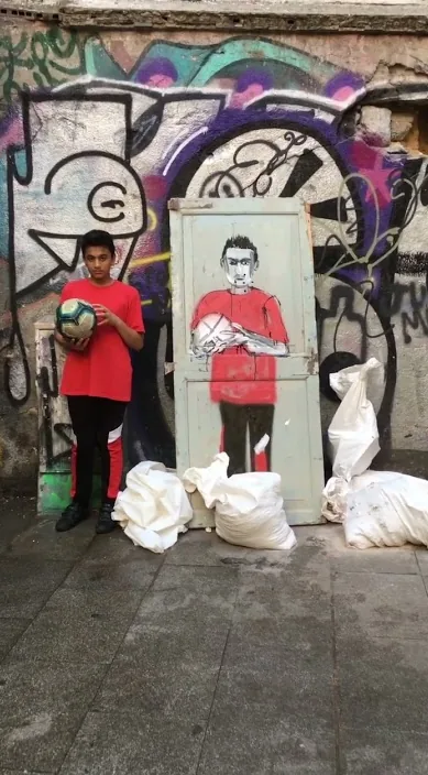 Retrato de un niño. es – arte urbano en Barcelona: escena del vídeo de Art Is Trash de Francisco de Pájaro