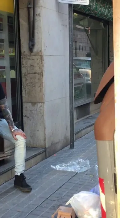 Retrato do Alien Negro (Retrato The Black Alien) – arte de rua em Barcelona: cena do vídeo de Art Is Trash de Francisco de Pájaro