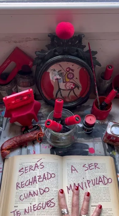 vermell (Rojo) – art urbà a Barcelona: escena del vídeo d'Art Is Trash de Francisco de Pájaro